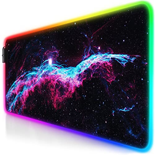 TITANWOLF - RGB Tappetino per Mouse da Gioco XXL - Mouse Pad Gaming - 800x300mm - 11 LED Colori e Effetti di Luce - Precisione e velocità - Lato Inferiore gommato - Lavabile – Nebulosa Velo Viola Blu