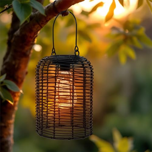 Solar Hängeleuchte in Rattan Optik schwarz mit LED Glühbirne - 20 x 16 cm - Deko Gartenlaterne zum Hängen warm weiß - Solarleuchte Tischleuchte Gartenlicht Garten Deko Beleuchtung Balkon Terrasse