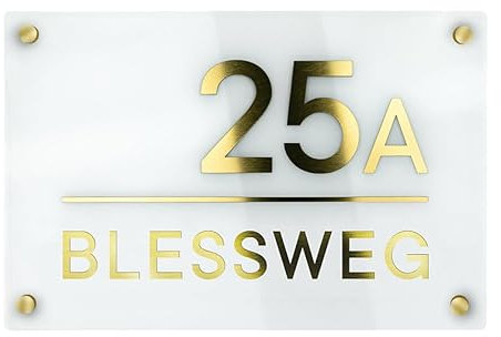 Sosenco Personalisiert Hausnummer aus Plexi und Laminat – 19x29 cm Hausnummerschild Acryl – 3D-Effekt - Hausnummern Wetterfest Schilder - Farblos Matt Acryl - Goldene Buchstaben - Mit Montagesatz