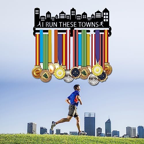 SUPERDANT Motivierender Medaillenhalter I Run These Towns für Marathon Lauf | Robustes Eisen,Wettkampf Medaillen Aufhänger,Medaillen Aufbewahrung,Medaillen Display,Wandbehang,40×15cm