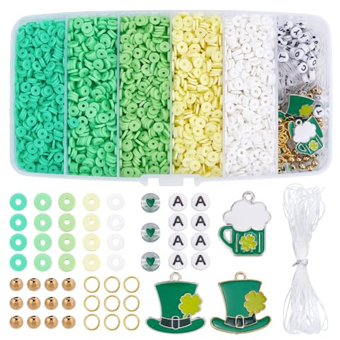 SOFPLATE 1 Schachtel 5273 Stück St. Patricks Day Armband Bastelset Aus Grünen Tonperlen Freundschaftsarmband Set Buchstaben 6mm Heishi Perlen Aus Ton Mit Anhängern Mit Irischem Motiv Für Erwachsener