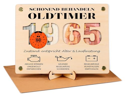 Giftota 2025 Geschenke zum 60 Geburtstag Mann, Witzige Geldgeschenke Holz mit Umschlag, Geldgeschenk 60. Geburtstag Mann - Schonend Behandeln 1965 Oldtimer
