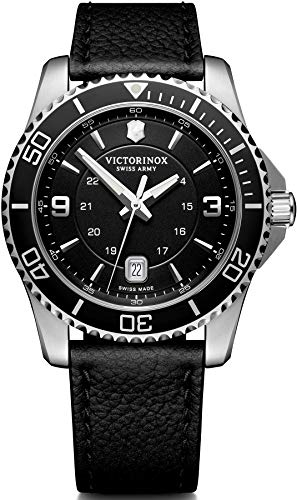 Victorinox Herren Armbanduhr Maverick Ø 43 mm, Swiss Made, Analog Quarz, Wasserdicht bis 100 m, Saphirglas, Leder-Armband, Schwarz