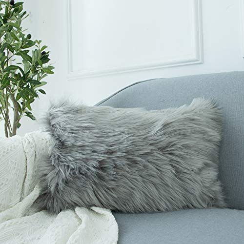 LIGICKY Kunstfell Kissenbezug Einfarbig Plüsch Weich Künstlich Pelz Throw Kopfkissenbezug Kissenhülle Dekorative Rechteck Kissen Dekokissen für Sofa Schlafzimmer Auto, 30 x 50 cm Grau
