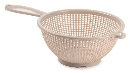 CABLEPELADO Escurridor de Verduras y Pasta Con Mango, Colador de Cocina y Drenaje, Diámetro Superior 22 cm, Plástico, Libre de BPA, Apto Lavavajillas, Beige