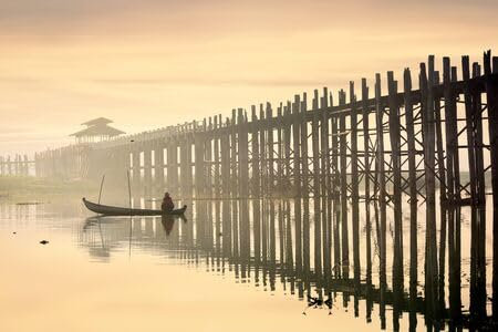 adrium Acryl-Bild 90 x 60 cm: Sonnenaufgang über der historischen hölzernen U-Bein-Brücke mit Fischer in der Nähe von Mandalay in Myanmar (144885098)