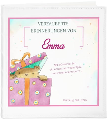 Maverton Fotoalbum zum Einstecken 10x15 cm - Einsteckalbum mit Aufdruck für 500 Fotos - 33x33cm - Weiß - personalisierte Geschenke für Baby zur Taufe Geburt - Geburtstagsgeschenk