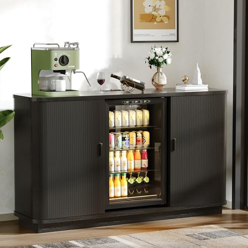 BIXUYOU Credenza/mobile bar scanalato da 130 cm con vano frigorifero, mobile bar retrò con ante a serrandina, ripiani regolabili e portabottiglie per cucina e sala da pranzo.