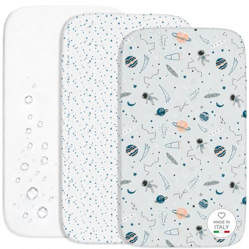 FlyIdeas 3-teiliges Spannbettlaken-Set – 2 Spannbettlaken aus 100% Baumwolle & 1 wasserdichter Matratzenschoner – Atmungsaktiv & Hypoallergen (Cosmos, 75x35 cm)