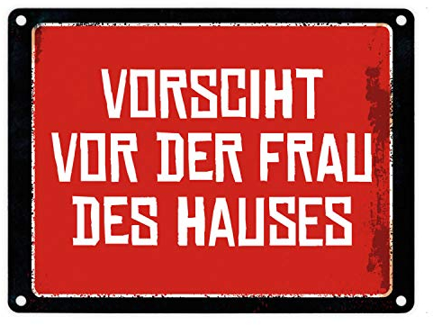 Vorsicht vor der Frau des Hauses Warn- und Hinweisschild im Used-Look