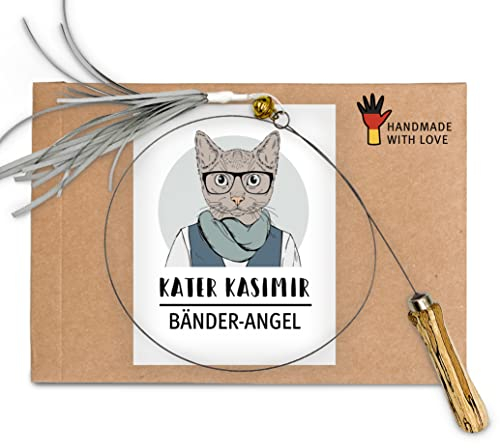 Premium Katzenangel mit lustigen Bändern. In Deutschland von Hand und mit Liebe gefertigtes nachhaltiges Katzenspielzeug. Super robust mit Holz-Griffstück aus Buche, stabilem Metalldraht und Anhänger.