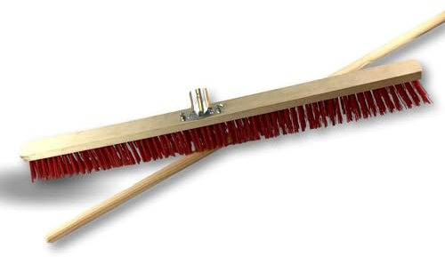 Kibros Lot 6 balais cantonnier PVC Rouge 100 cm avec Manche Bois | Garnissage PVC rouge résistant, 100 cm, manche bois inclus, semelle bois, douille vissante, piste extérieur.