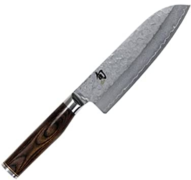 KAI Shun Premier Tim Mälzer Santoku 18 cm Klingenlänge - VG-MAX Kern 61 HRC, 32 Lagen Damast hochglanzpoliert - Pakkaholz mittelbraun gemasert - Hammerschlagoberfläche - Made in Japan