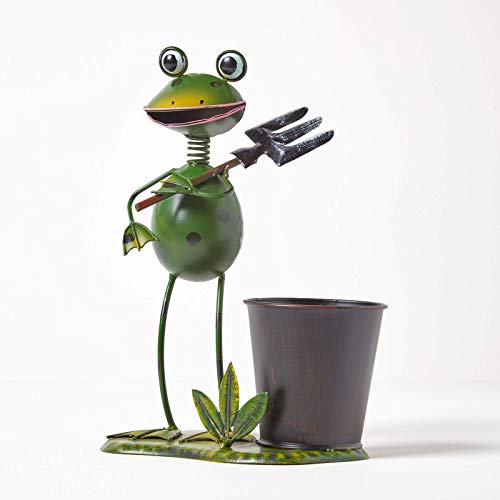 Homescapes Garten Deko Frosch Figur mit Heugabel, Gartenfigur aus Eisen, handbemalt Dekofigur Froschkönig mit Blumentopf, Tierfiguren für Garten und Balkon, grün ca. 28 cm hoch