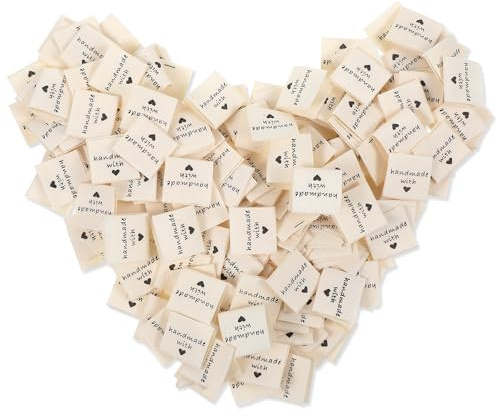 Sorcristy 200 Stück Handmade Label zum Einnähen, Stoff Labels Etiketten Kleidungszubehör Kleideretiketten zum Annähen Textiletiketten Größenetiketten Stoffetiketten für Kleidung Schals Hüte | Handmade with Love Geprägte Tags Nähen auf Kleidung, Stoffetiketten für DIY Handwerk Stricken Häkeln Nähen (Hellgelb)