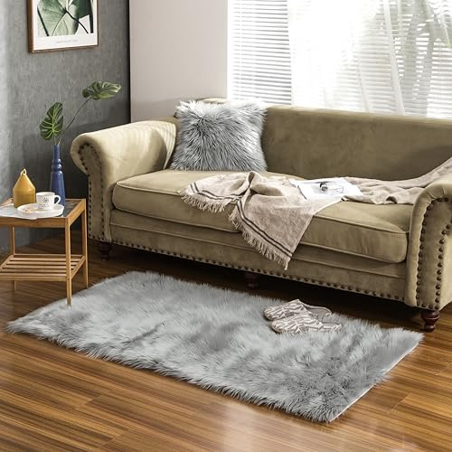 Teppich Wölkchen Lammfell Kunst-Fell-Teppich | Hochflor Deko Schaffell als Flauschiger Bett-Vorleger oder Läufer für Schlafzimmer, Wohnzimmer oder Kinderzimmer | Grau - 80x150 cm