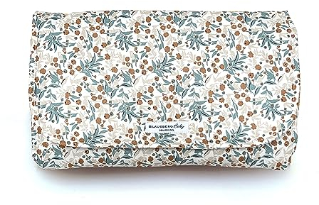 Blausberg Baby – Wickelunterlage für unterwegs, faltbare Wickel-Clutch aus beschichtetem Stoff, wasserdicht & abwaschbar, kompakt für Handtasche, nachhaltig (Blumenwiese Blau)