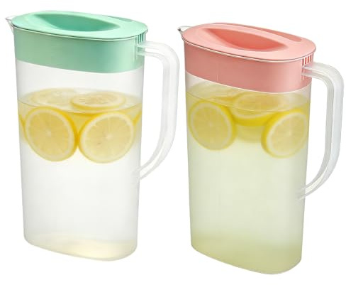 2 Stück 2L Kaltwasserkrug mit Deckel, Saftkanne mit Deckel Polypropylen Kunststoff Wasserkaraffe Teekanne 2 Liter Wasserkanne Transparent Kühlschrankkrug für Limonade, Milch, Heiße/Kalte Getränke