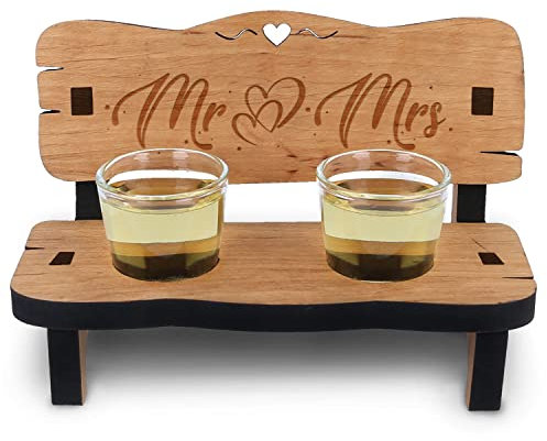 GRAVURZEILE Mr & Mrs Panca da grappa con incisione personalizzata, in legno di ontano oliato, con 2 bicchierini da liquore, regalo per lui e per lei, per San Valentino, matrimonio, compleanno,