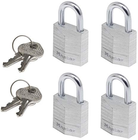 Master Lock Små hänglås [Nyckel] [Samma nyckel] [Familjepack på 4] 9120EURQNOP - Används bäst för ryggsäckar, bagage, datorväskor, skåp, gym och mer