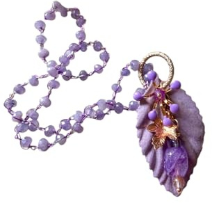 Collana lunga artigianale fatta a mano, lavorata all'uncinetto con pietre naturali di Ametista lilla, pendente con foglia in tessuto, e charms in pietre naturali - Idea regalo donna. Pezzo unico.
