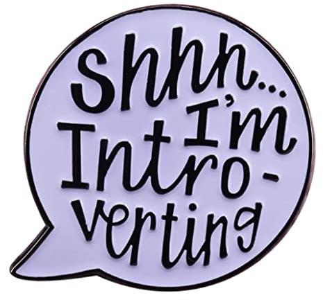 Shhh...I'm Intro-verting Lustige Stimme Blasé Emaille Brosche Cartoon Emaille Buchstaben Brosche für Kleidung Taschen Jacken Zubehör DIY Basteln Weihnachten