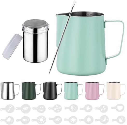 Zuquik Bricco Latte in Acciaio Inox, 350ml, Barista con Misurazione Mark 12oz, Bricco per Latte con Spargitore per Cacao, 16 Stencil e Penna per Cappuccino e Espresso, Verde Chiaro