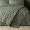 Serene - Colcha en Relieve de Hojas Verdes Caqui (230 cm x 200 cm) - Tacto Suave - Microfibra - Colcha Acolchada Bordada de Hojas/Hojas - Manta Floral Verde/Funda de Cama para Cama - Colección Luana