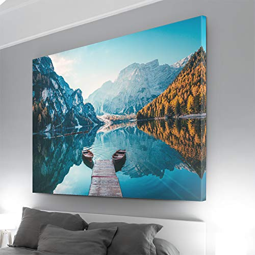 Große Bilder für Wand auf Leinwand. Foto Motiv, Pragser Wildsee, Dolomiten als 120x80cm großes Leinwandbild auf 4cm Keilrahmen. Berg Bilder in Galerieatmosphäre. Ideal als Deko für alle Zimmer