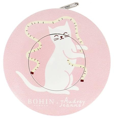 BOHIN France Mètre Ruban Automatique sur le Cat Themed - Indications en Centimètres et Pouces, Ruban Double Face pour Projets de Couture et de Mesure, Boîtier en Plastique, Rose, 150cm - 1 Pièce