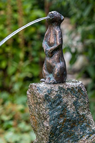 IDYL Rottenecker Bronze-Skulptur Erdmännchen groß wasserspeiend auf Granit | 28x15x20 cm | handgefertigt | Garten- oder Teich-Dekoration | Hochwertiges Kunsthandwerk | Wetterfest