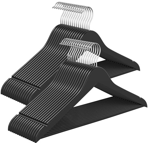 SONGMICS trähängare, 30-pack, smala trähängare, axelskåror, byxhängare, 360° roterbar krok, björkträ, för hängslen och jackor, bläck svart CRW030B01
