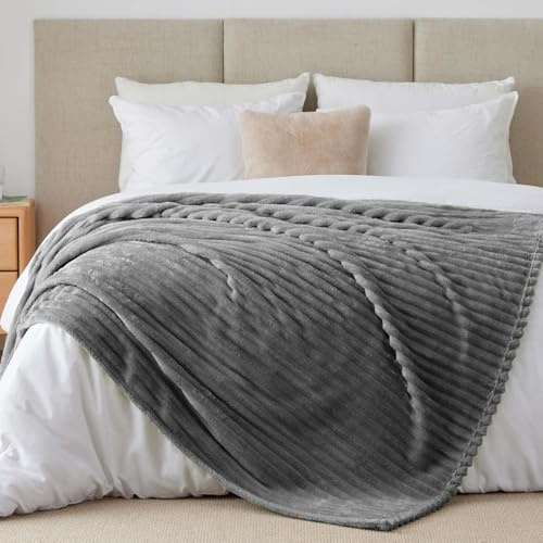 BEDELITE Kuscheldecke Flauschig Deko Decke für Bett, Grau, 220x240 | Große XXL Fleecedecke, Cord Überwurf für Wohnzimmer und Schlafzimmer, weiche Wohndecke, Tagesdecke, das ideale Geschenk