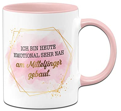 Tassenbrennerei Original Tasse mit Spruch Ich bin heute emotional sehr nah am Mittelfinger gebaut - Lady Boss Edition im Gold Design - Büro Kaffeetasse lustig für die Arbeit, Kollegin, Freundin (Rosa)