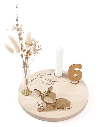 Nord-Kind® Geburtstagsteller personalisiert – REH 2 | Personalisiert aus Buchenholz, inkl. Kerze, Vase, Zahlen und Haltern; 20 cm.