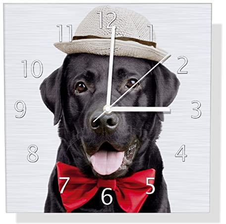 Wallario Design Wanduhr Schwarzer Labrador Retriever mit roter Fliege und Mütze aus Aluverbund, Alu-Uhr Größe 30 x 30 cm, weiße Zeiger mit Metalloptik