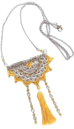 collana estiva boho hippy con ciondolo all'uncinetto e perline