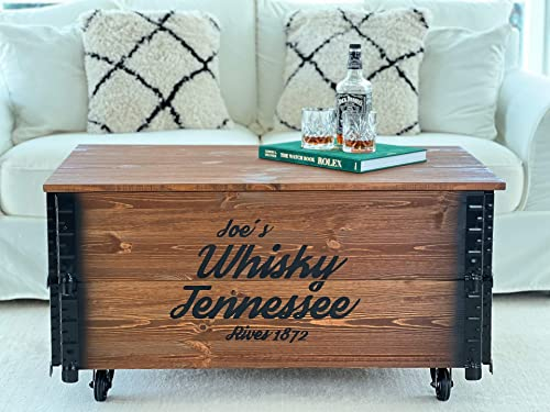 Uncle Joe´s Couchtisch XL Whisky Truhentisch mit Stauraum Vintage Möbel Holz braun, Truhe mit Deckel, Couchtisch mit Stauraum Wohnzimmertisch, Industriell, Kiefer Massivholz, 100 x 58 x 51 cm