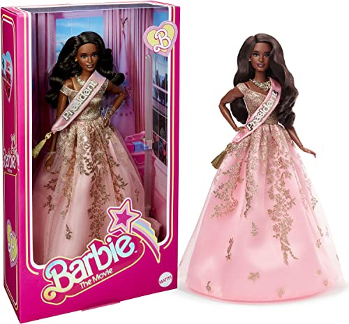 Barbie Le Film Poupée Présidente Articulée avec Robe Brillante Rose Et Dorée Et Écharpe De Fonction, À Collectionner, Jouet Enfant, HPK05