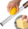OUDQFCJ Grattugia da Cucina, Grattugia per Parmigiano, Limone, Noce Moscata, Aglio e Zenzero con Lama in Acciaio Inox Fine, Lavabile in Lavastoviglie, Nero