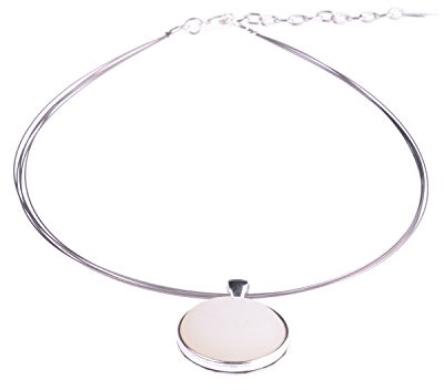 Adi-Modeschmuck Halsreif Polly, 25mm original Polaris Cabochon in einer Fassung aus versilbertem Messing an einem Bündel aus 5 nylonummantelten Stahlfäden, handgefertigt Berlin (weiß)