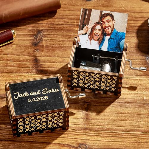 VEELU Regali per Coppie Anniversario Scatola Musicale in Legno Personalizzata - Incisione Antica con Canzone, Foto e Testo - Regalo Romantico per Donne Uomini Fidanzato, Fidanzata, Marito, Moglie