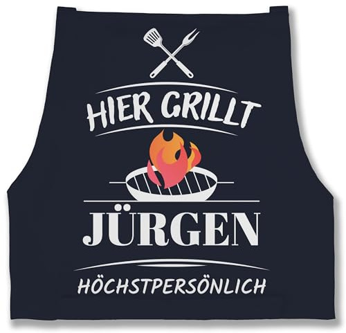 Geschenk mit Namen personalisiert by Shirtracer - Schürze - Grillschürze Herren Männer - Hier grillt Name höchstpersönlich I Geschenk Grillen I Grill Geschenk I Lustiges Geschenk Papa I Vatertag