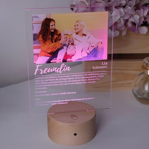 LAUBLUST Design Glas Bild mit Foto Acrylglas, 3 Holzsockel - Personalisiertes Geschenk mit Bild: Definition wie im Duden - Freundin | 15x20cm - Geschenke für Bestie zu Weihnachten, Geburtstag, Neujahr