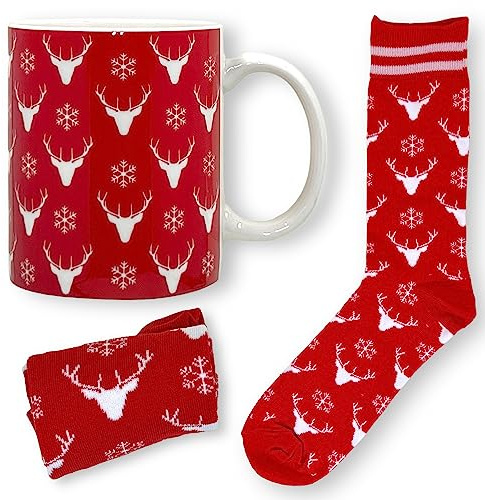 MIJOMA Tassen-Socken-Geschenkset – 300ml Keramiktasse & Kuschelsocken im Weihnachtsdesign – Geschenkidee für Damen, Herren & Fans gemütlicher Wintermomente (Rentier All Over)