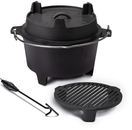 Grillfürst Dutch Oven Set ca. 6 Liter - stabil stehender Feuertopf durch spezielle T-Füße, hitzebeständiger Gusseisen Topf, Deckel als Pfanne nutzbar, DO 6 inkl. Deckelheber und Feuerrost