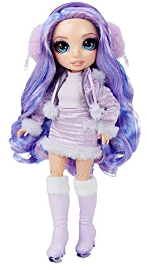 Rainbow High Winter Break Violet Willow - Poupée mannequin en violet avec 2 tenues, équipement d’hiver & socle – Contient 1 Snowboard, des patins, accessoires & + - Cadeau à collectionner, 6 ans +
