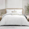 Simply Amelia Set di biancheria da letto king size, copripiumino a righe, satinato, con federe, ipoallergenico ultra morbido in microfibra (bianco, 220 x 230 cm)