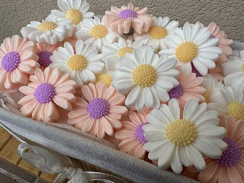 Lot de 18 savons en forme de marguerites dans des couleurs blanches et nude avec un parfum floral, idéal pour les souvenirs, les cadeaux et la décoration.
