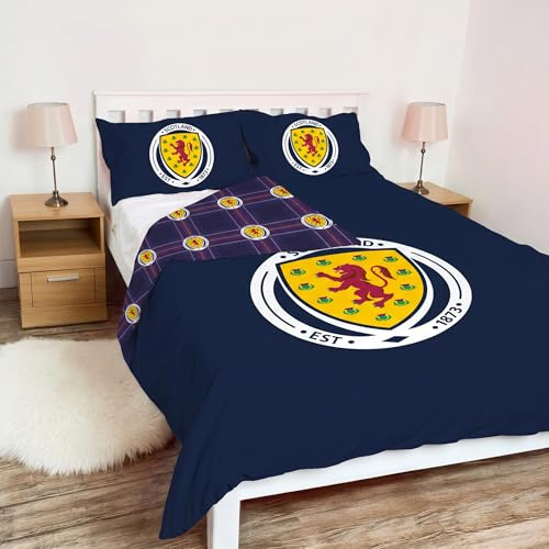 The Gift Scholars Official Scotland National Team Reversible Duvet Set - King Bed Size (230x220cm) - Navy Football Crest & Tartan Design Bedding with 2 Pillowcases - Perfect for Fans